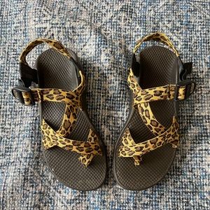 Leopard print Chacos